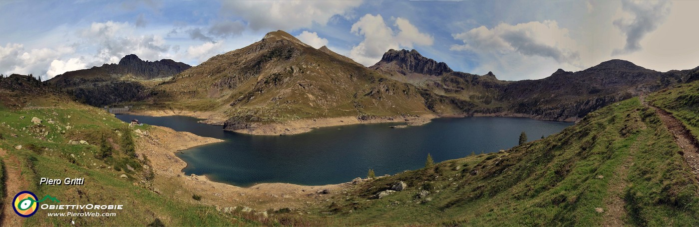 78 Sul sent. 215 per il Passo di Mezzeno con splendida vista sui Laghi Gemelli.jpg